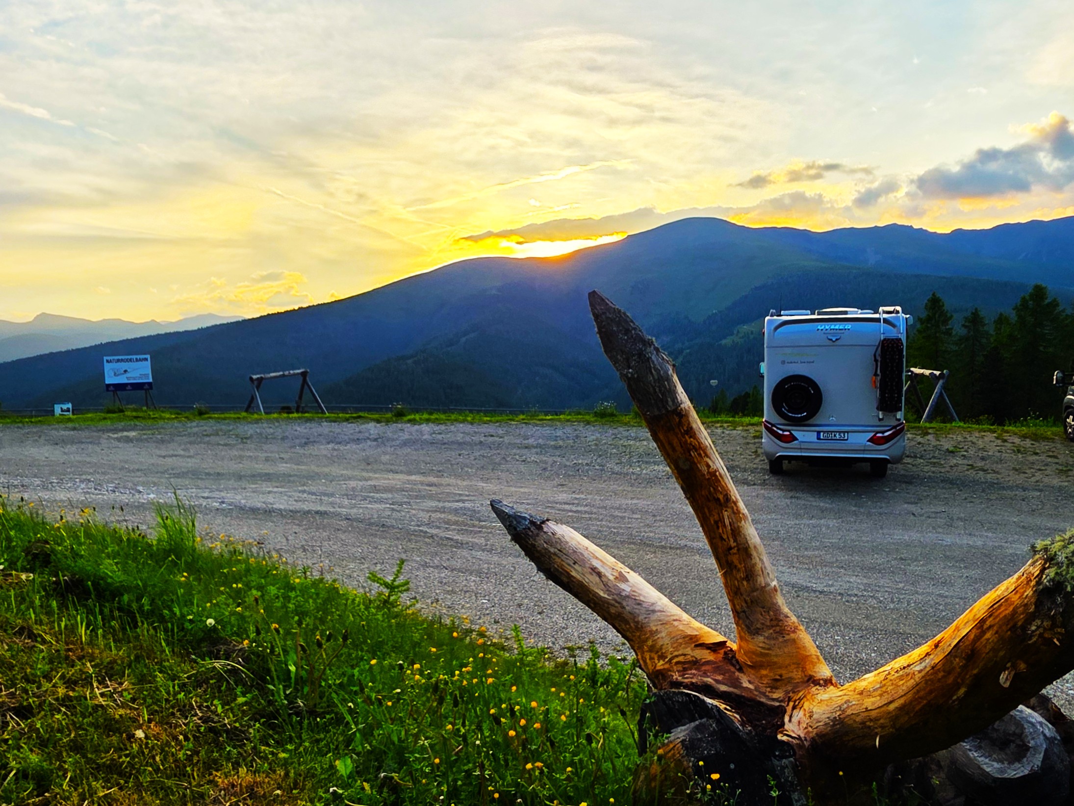 Die Hiasl Zirbenhütte auf der Hochrindl in Kärnten, umgeben von verschneiten Nockbergen im Winter 2026.