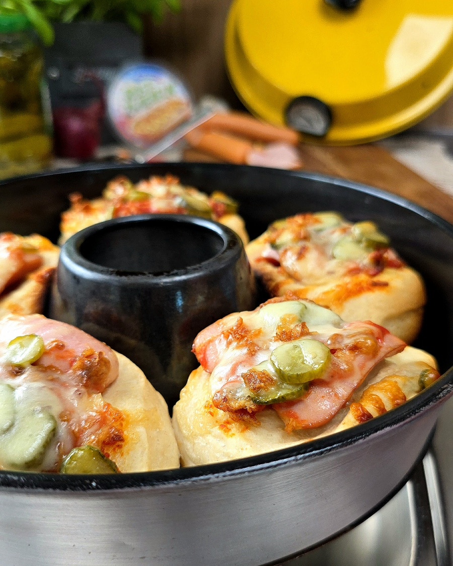 Goldbraune Hot Dog Bomben aus Knack und Back Sonntagsbrötchen im Omnia Campingbackofen