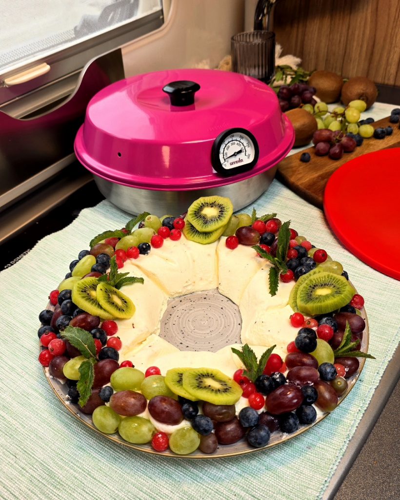 Cremige Joghurtbombe mit frischen Beeren aus dem Omnia Campingbackofen