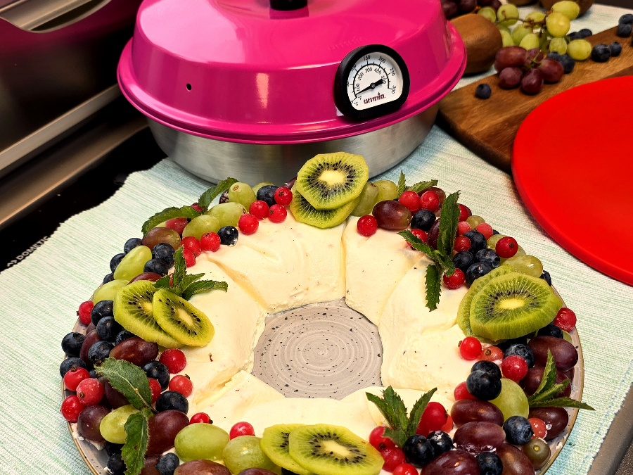 Cremige Joghurtbombe mit frischen Beeren aus dem Omnia Campingbackofen