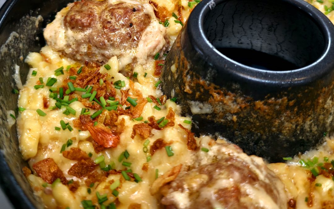 Cremige Meatball-Spätzle / Käsespätzle-Frikadellen-Auflauf – Herzhafter One-Pot aus dem Omnia Campingbackofen