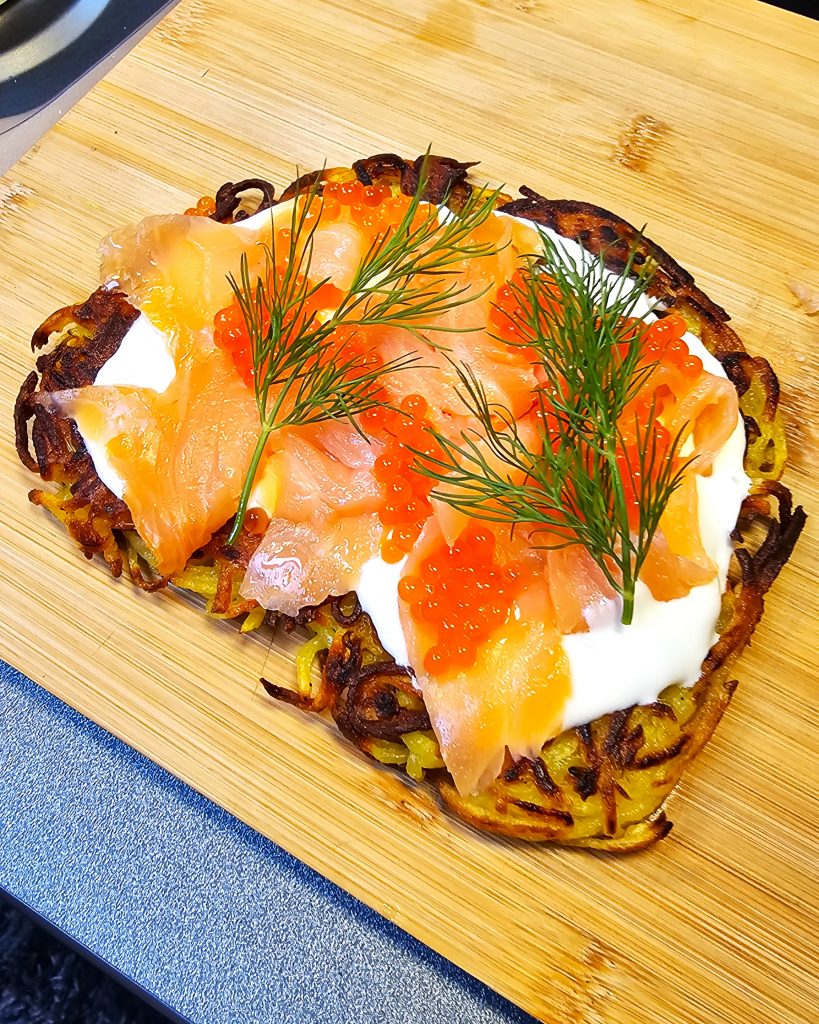 Knuspriges Kartoffel Rösti mit Räucherlachs und einem Klecks Schmand, zubereitet im RidgeMonkey Sandwich-Toaster.