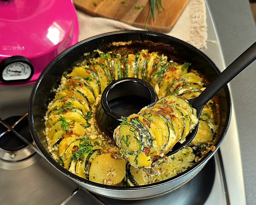 Kartoffel-Zucchini-Babybel-Auflauf aus dem Omnia Campingbackofen