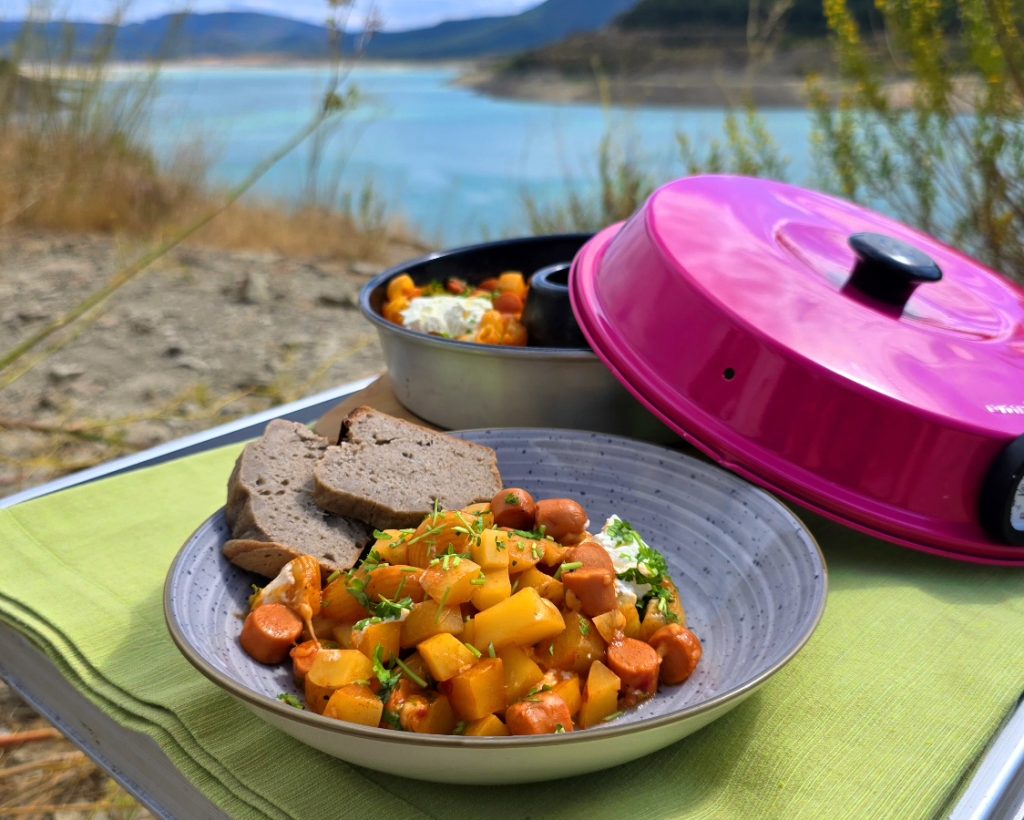 kartoffelgulasch-hoernchennudeln-wiener-omnia Kartoffelgulasch mit Hörnchennudeln und Wiener aus dem Omnia Campingbackofen
