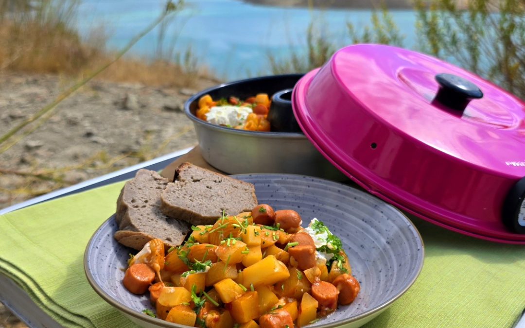 Kartoffelgulasch mit Hörnchennudeln und Wiener aus dem Omnia Campingbackofen