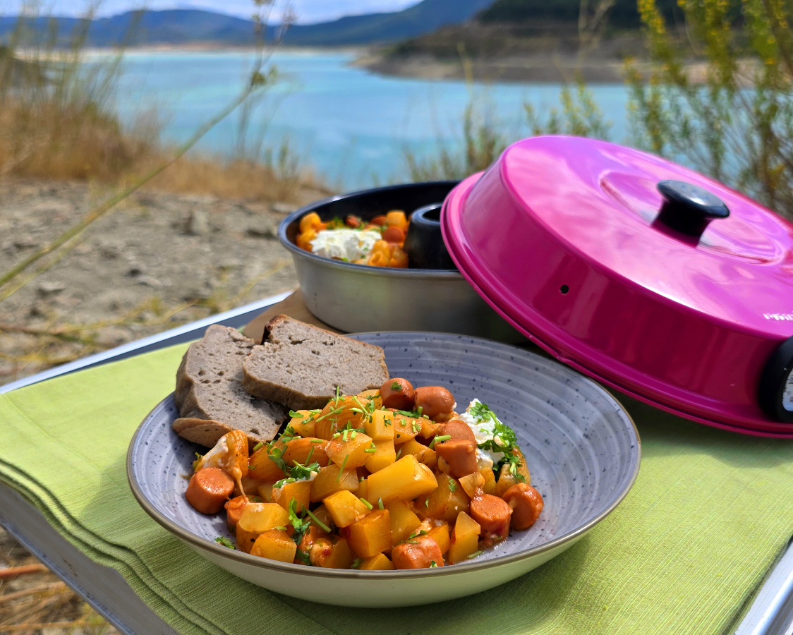 Kartoffelgulasch mit Hörnchennudeln und Wiener aus dem Omnia Campingbackofen
