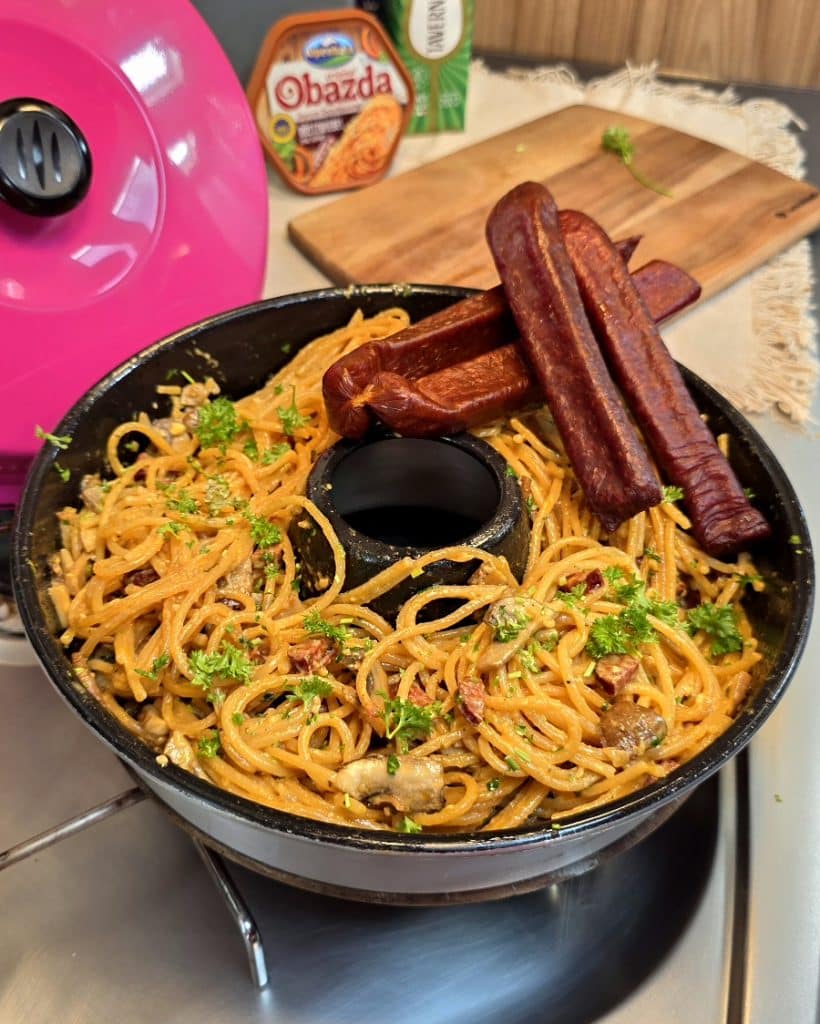 Cremige Landjäger Spaghetti mit Champignons aus dem Omnia Campingbackofen