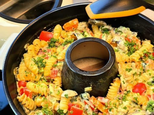 Cremiger One Pot Nudelsalat aus dem Roadbaker Campingbackofen