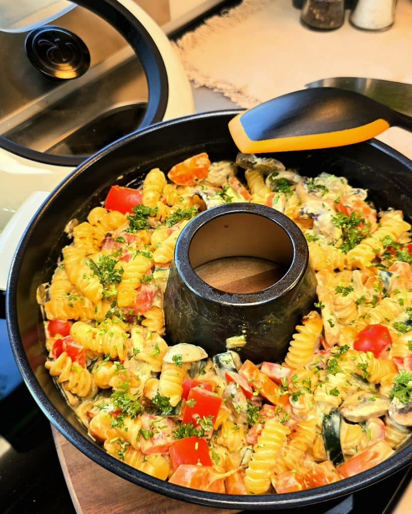 Warmer Nudelsalat als One Pot Gericht im RoadBaker Campingbackofen mit Glasdeckel serviert