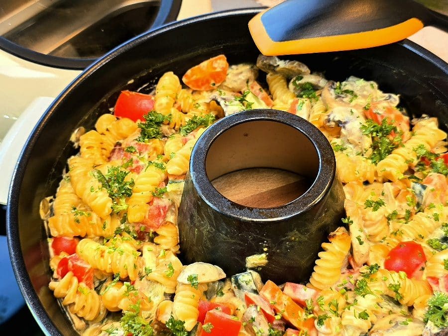 Cremiger One Pot Nudelsalat aus dem Roadbaker Campingbackofen