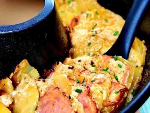 Cremiges Kartoffelgratin mit Leberkäse aus dem Roadbaker Campingbackofen 