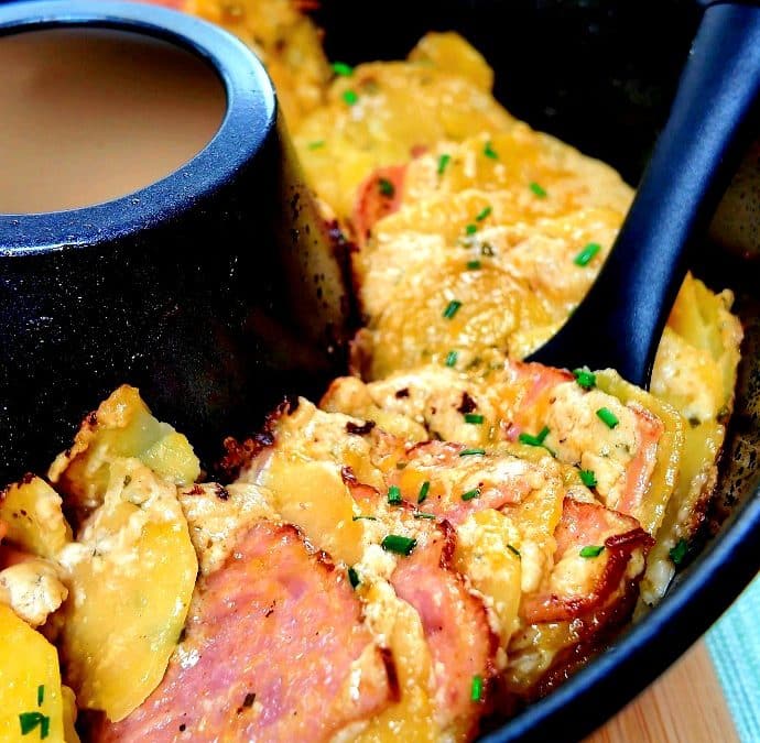 Cremiges Kartoffelgratin mit Leberkäse aus dem Roadbaker Campingbackofen 