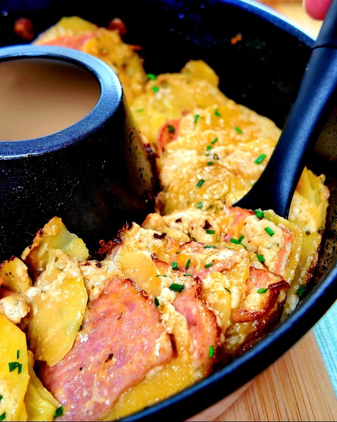 Überbackenes Leberkäse-Kartoffelgratin mit goldbrauner Käsekruste im eckigen Roadbaker Campingbackofen