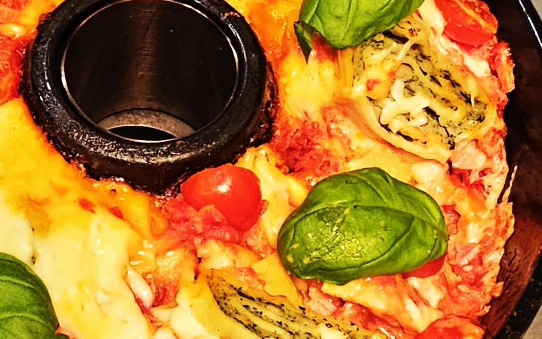 Goldbraun überbackener Maultaschenauflauf mit Sahnesauce und Käse im Omnia