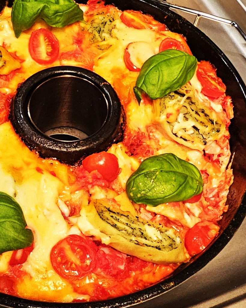 Goldbraun überbackener Maultaschenauflauf mit Sahnesauce und Käse im Omnia