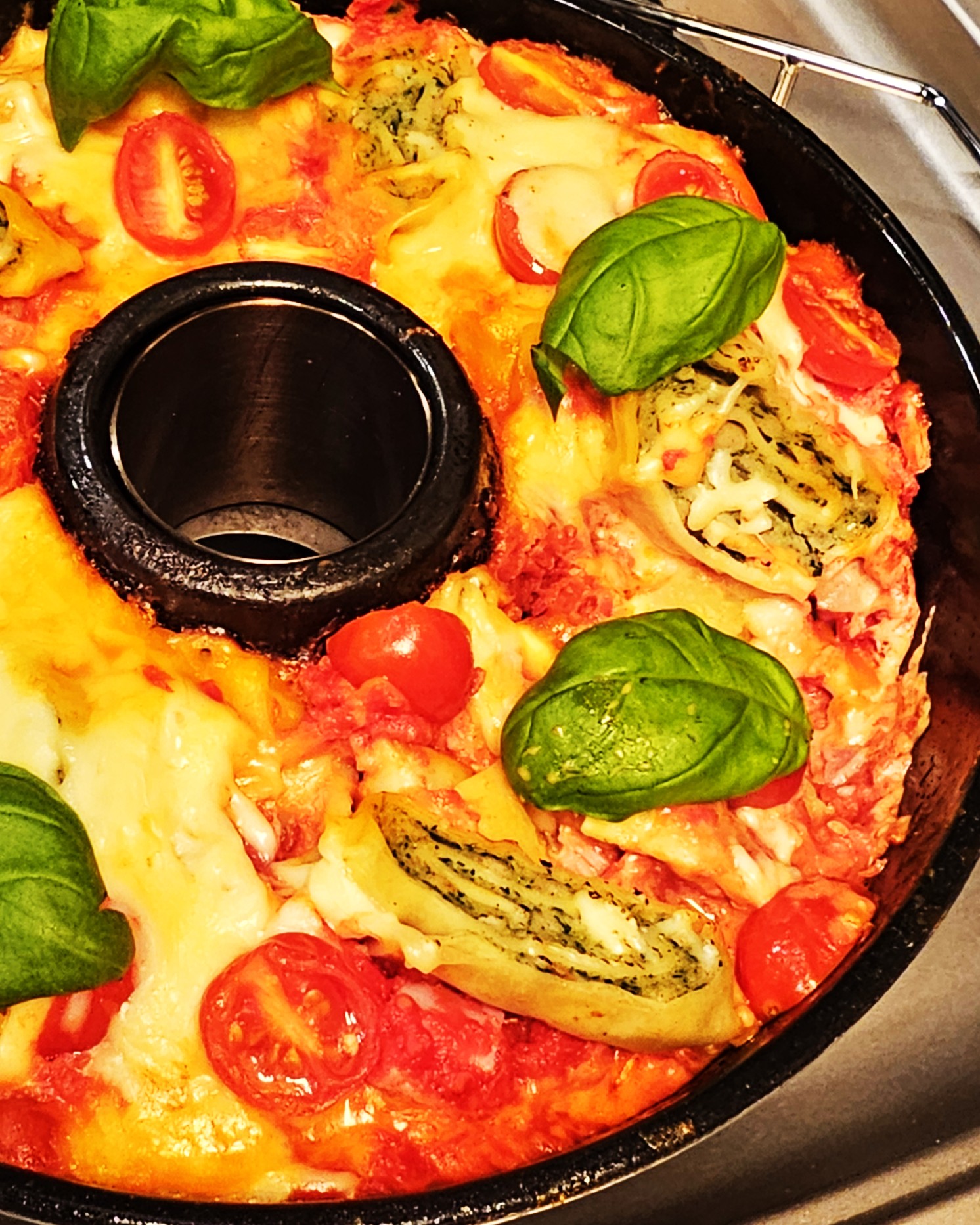 Goldbraun überbackener Maultaschenauflauf mit Sahnesauce und Käse im Omnia