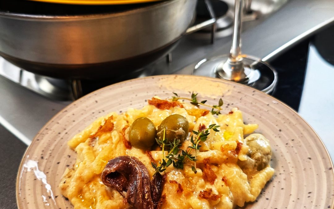 Mediterrane Käsespätzle One Pot aus dem Campingbackofen