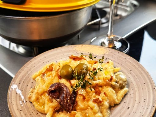 Mediterrane Käsespätzle One Pot aus dem Campingbackofen