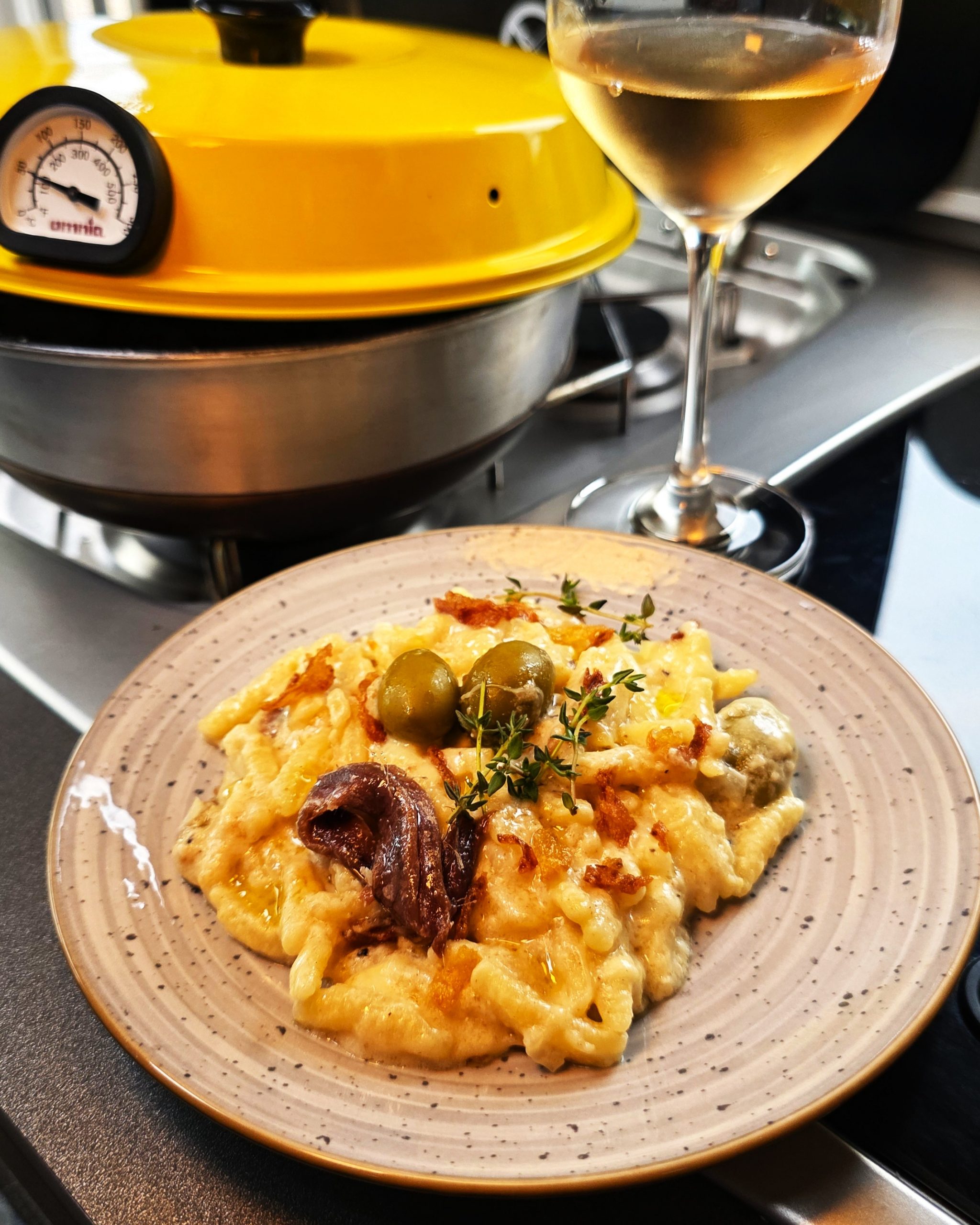 Überbackene mediterrane Käsespätzle mit Kirschtomaten, Feta und Kräutern im Omnia Campingbackofen.