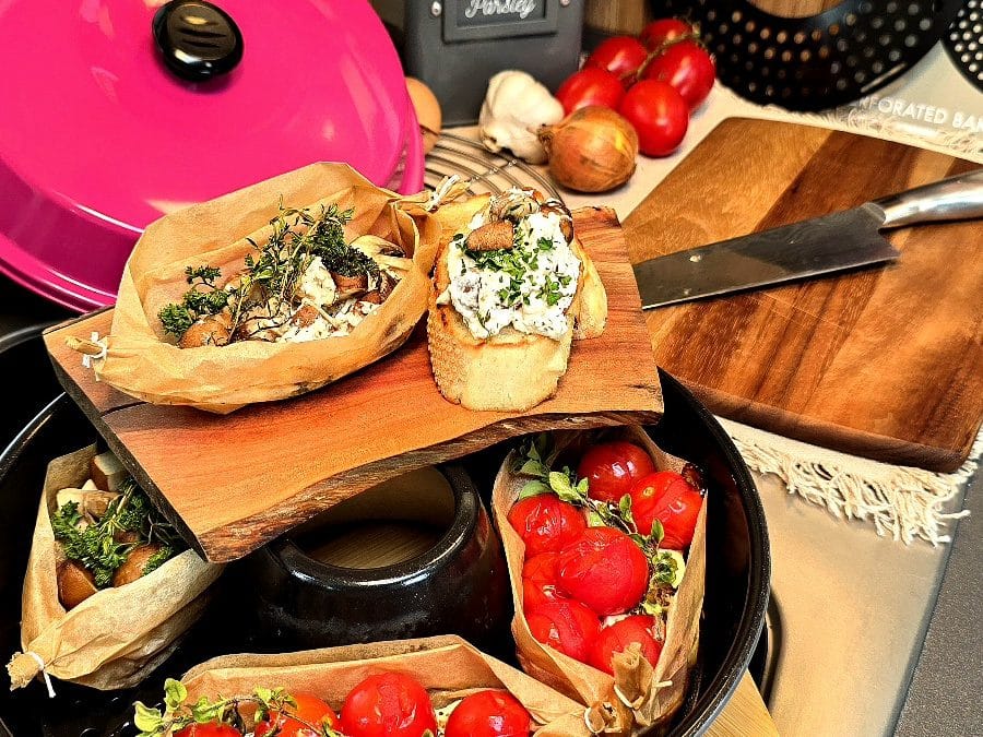 Mediterrane Ofen-Schiffchen aus dem Omnia als warmer Brotaufstrich mit Feta, Champignons und Cocktailtomaten