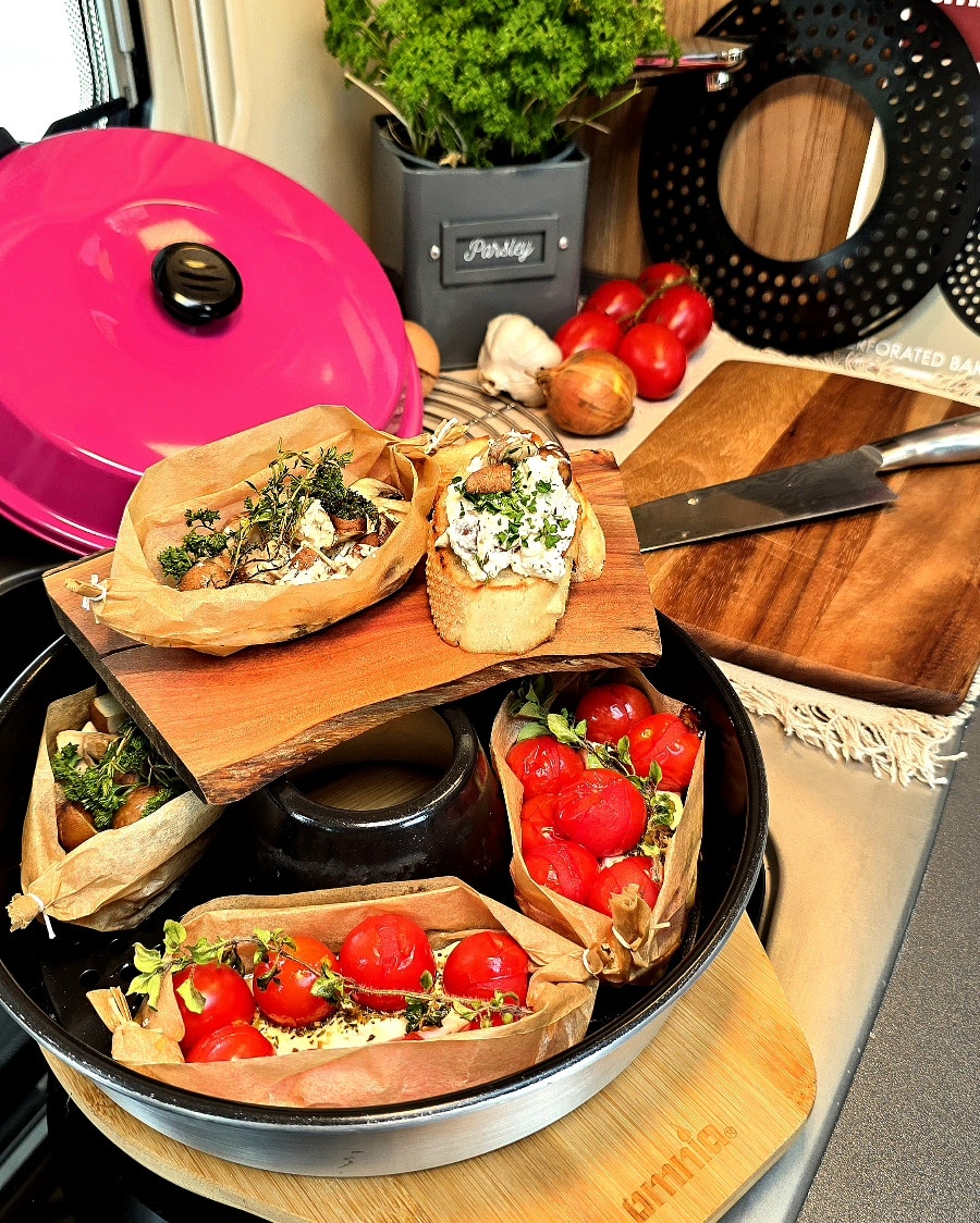 Mediterrane Ofen-Schiffchen aus dem Omnia als warmer Brotaufstrich mit Feta, Champignons und Cocktailtomaten