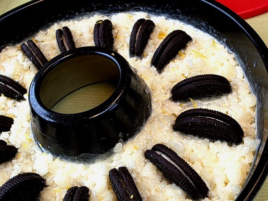 Cremiger Milchreis mit hochkant eingesteckten Oreo Keksen in der Omnia Form.