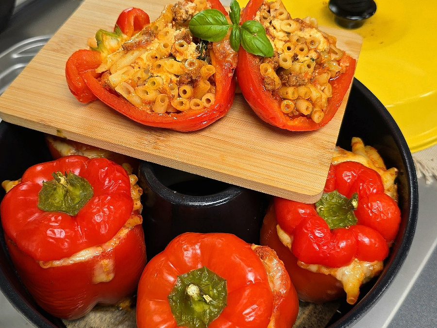 PASTRIKA – mit Pasta gefüllte Paprika im Omnia Campingbackofen