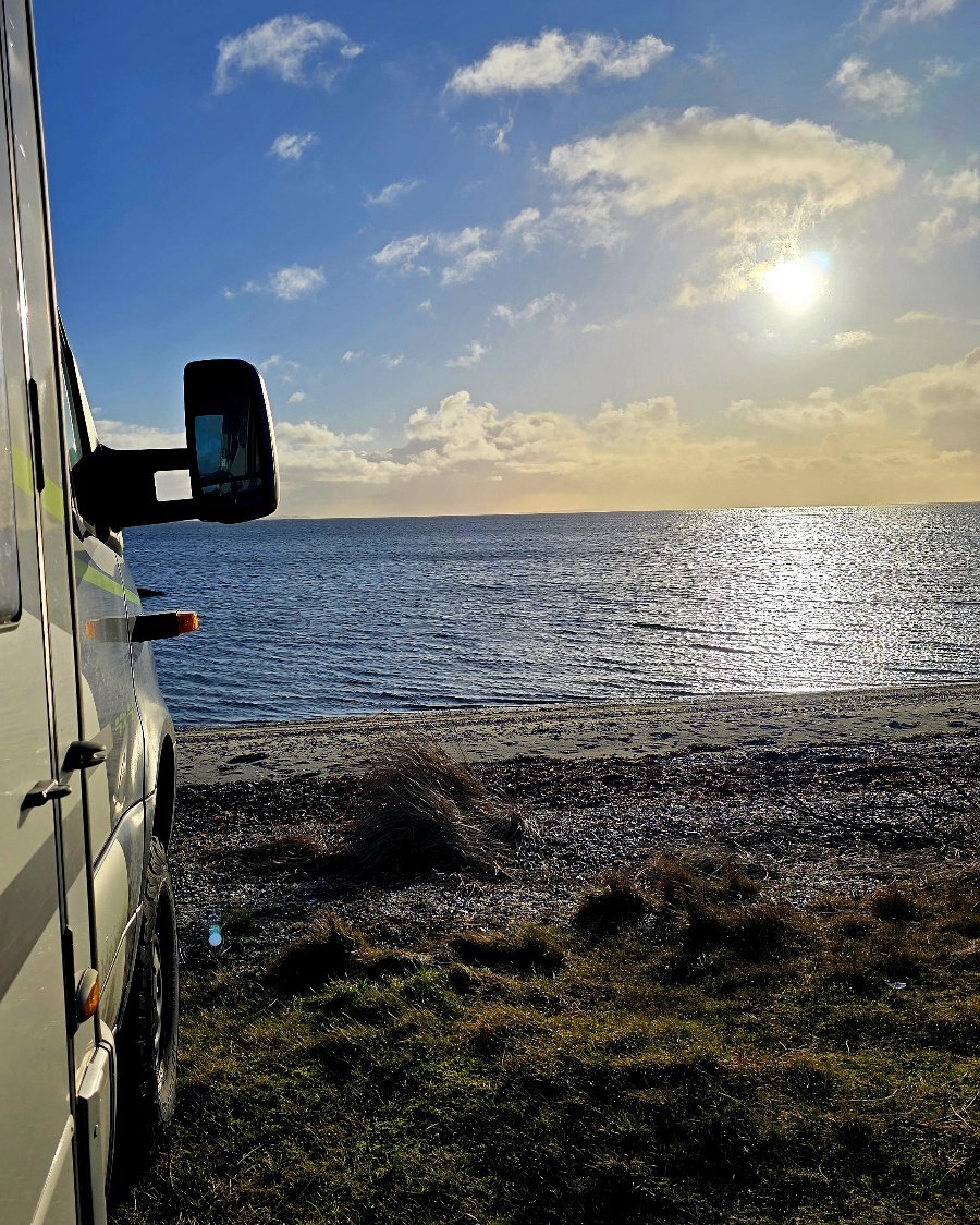 ohnmobil auf dem ruhigen Parkplatz in Vesløs am Limfjord am Neujahrstag 2026.