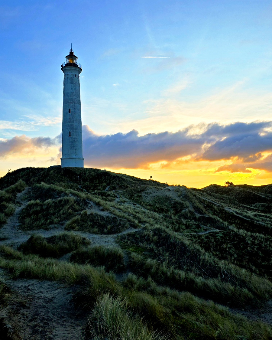Der weiße Leuchtturm Lyngvig Fyr unter dem klaren Winterhimmel am Silvestertag 2025