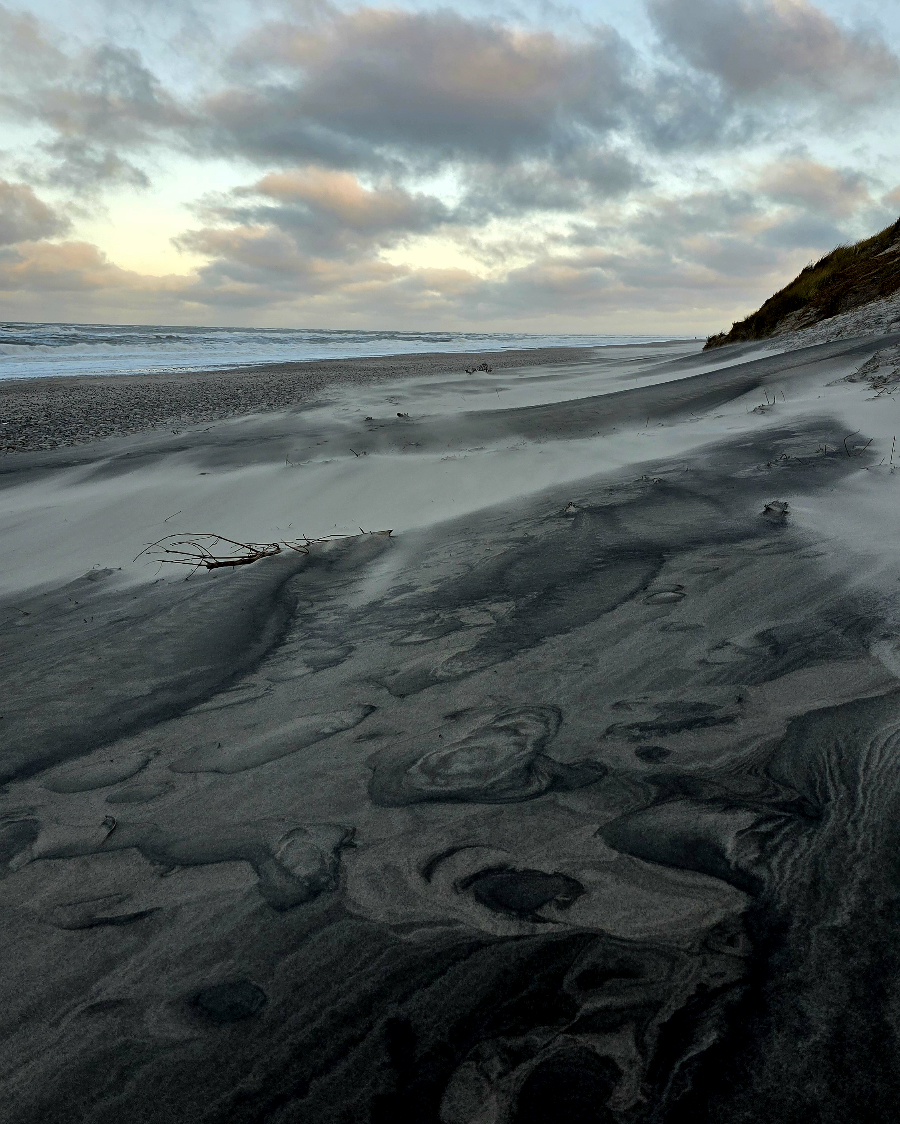 Der weiße Leuchtturm Lyngvig Fyr unter dem klaren Winterhimmel am Silvestertag 2025