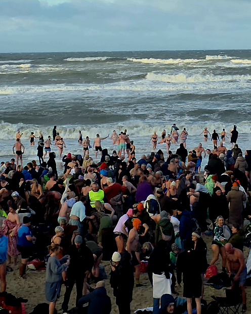 Hunderte Menschen beim Neujahrsbadefestival in Søndervig am 31. Dezember 2025 in der Nordsee.