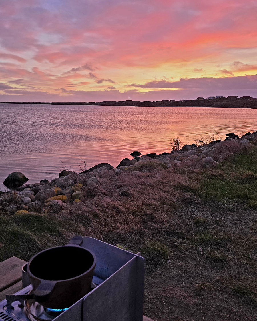 Wohnmobil am Hafen von Hvide Sande zur blauen Stunde am Silvesterabend 2025.
