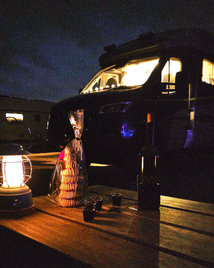 Wohnmobil am Hafen von Hvide Sande zur blauen Stunde am Silvesterabend 2025.