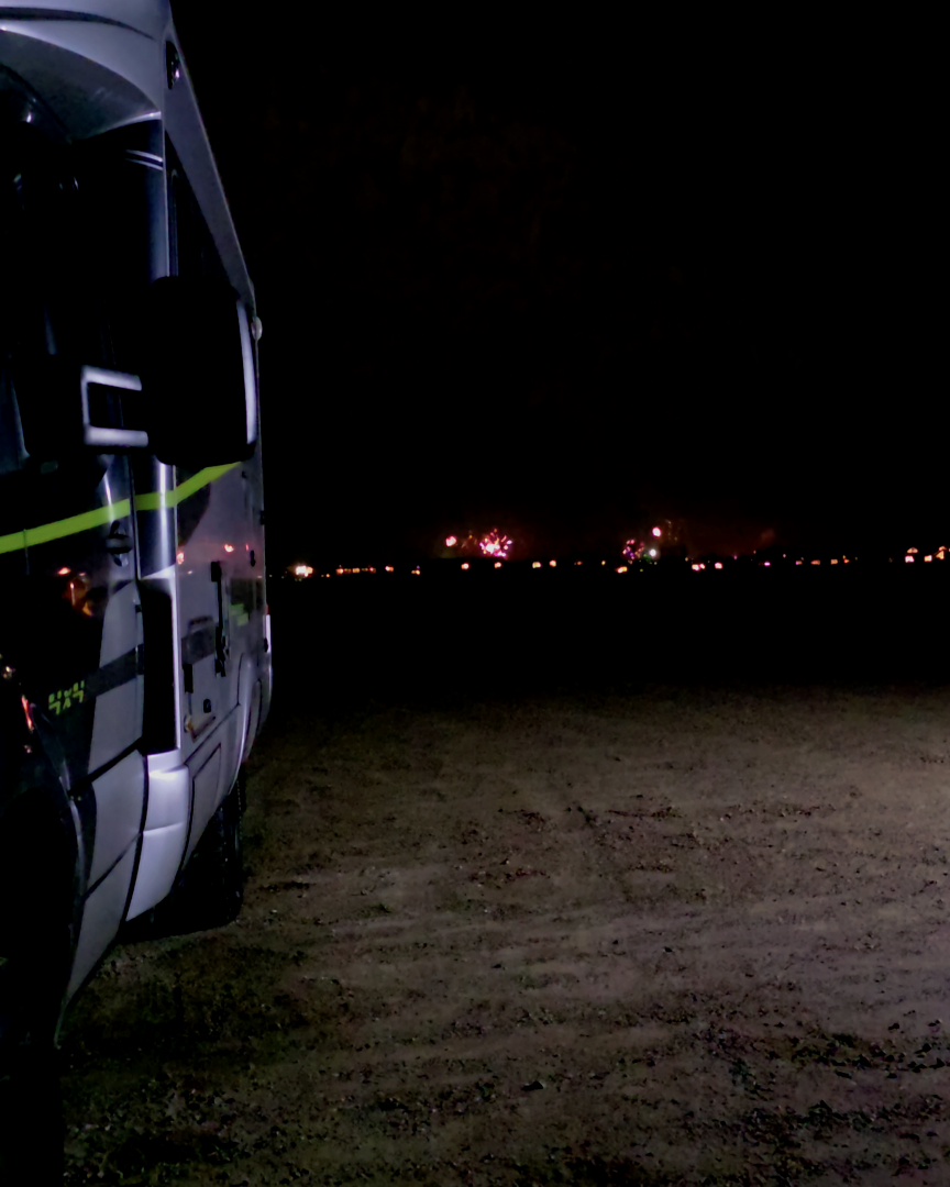 Wohnmobil am Hafen von Hvide Sande zur blauen Stunde am Silvesterabend 2025.