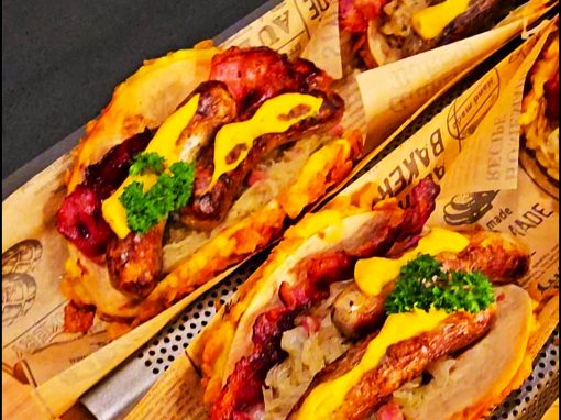 Crispy Tortilla Wrap gefüllt mit Nürnberger Würstchen, Sauerkraut, Kartoffelbrei und Cornflakes-Panade. Crispy Tortilla Wrap gefüllt mit Nürnberger Würstchen, Sauerkraut, Kartoffelbrei und Cornflakes-Panade.