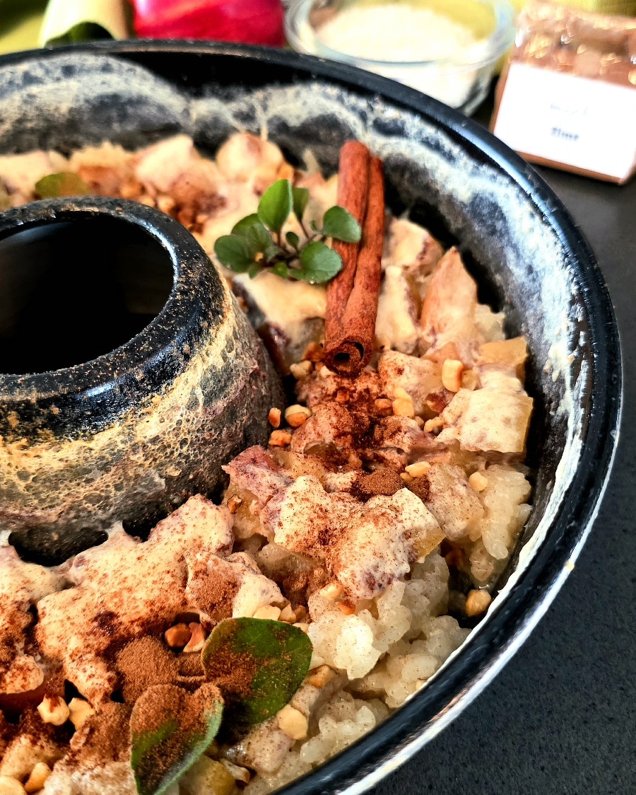 ofen-milchreis-omnia-campingbackofen Ofen-Milchreis aus dem Camping-Backofen mit Apfelstücken, Zimt und Mandelstiften