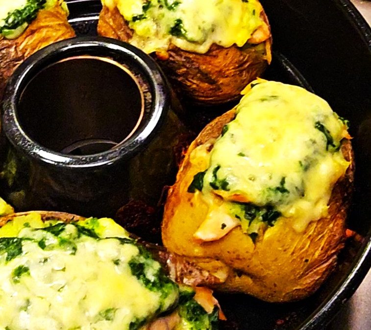 Kumpir – Lachs-Spinat-Ofenkartoffel aus dem Omnia Campingbackofen