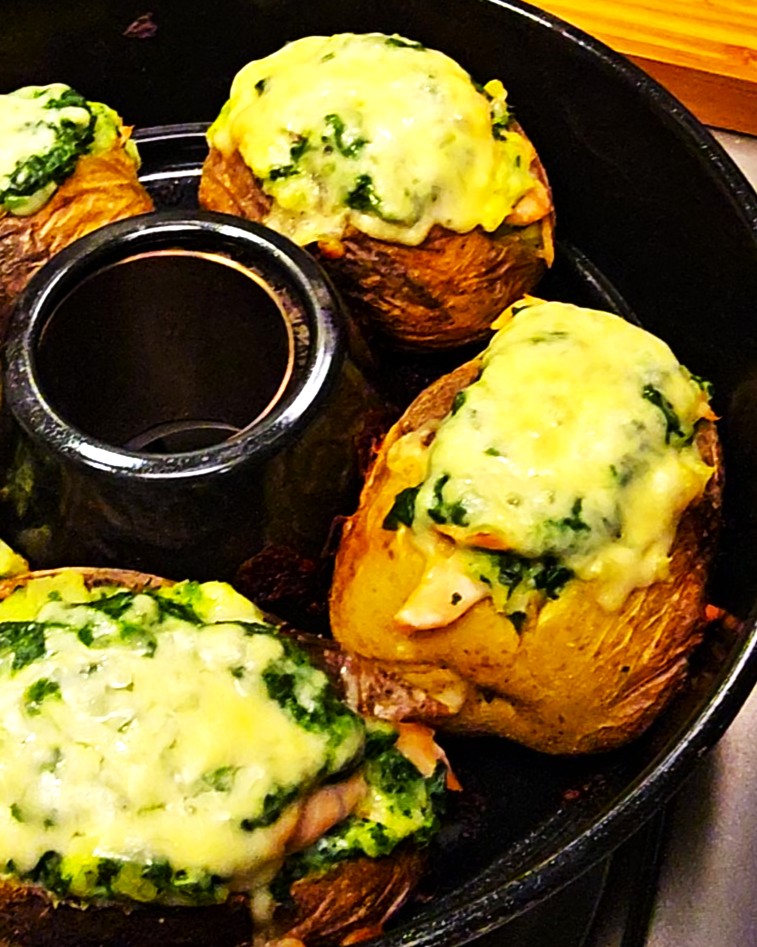 Gefüllte Ofenkartoffel (Kumpir) mit Lachs, Spinat und geschmolzenem Käse im Omnia Campingbackofen.