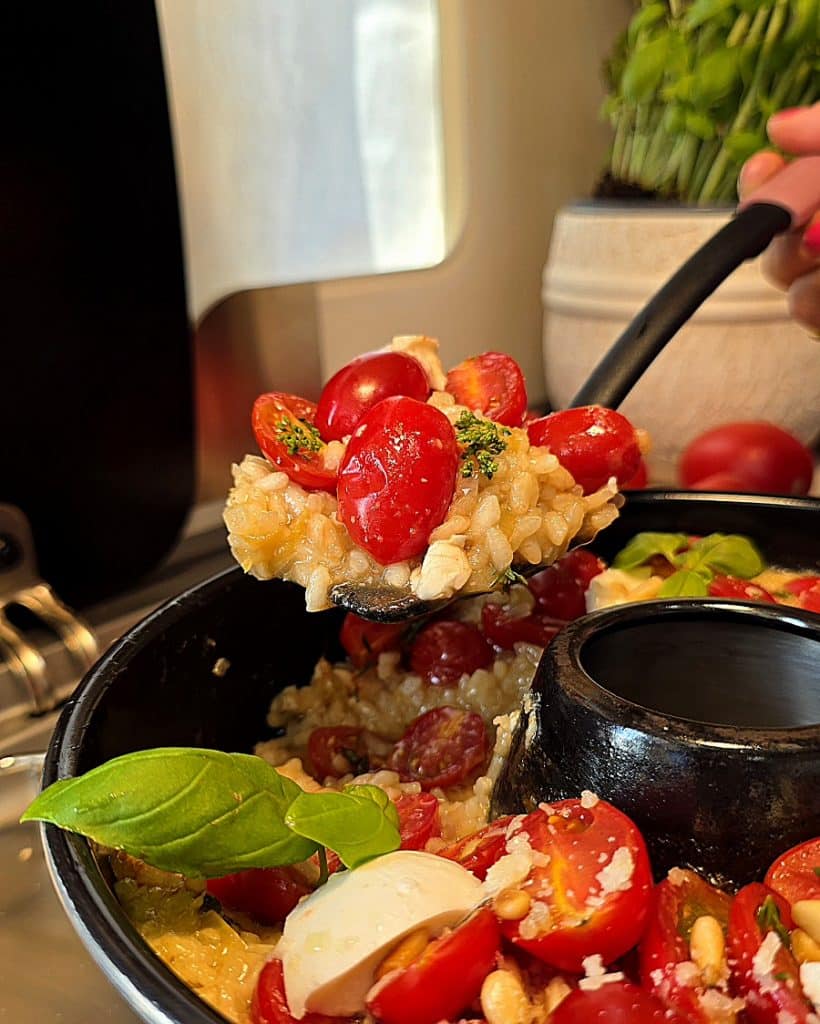 Cremiges Ofenrisotto aus dem Omnia mit Bruschetta-Topping, Basilikum und Pinienkernen.