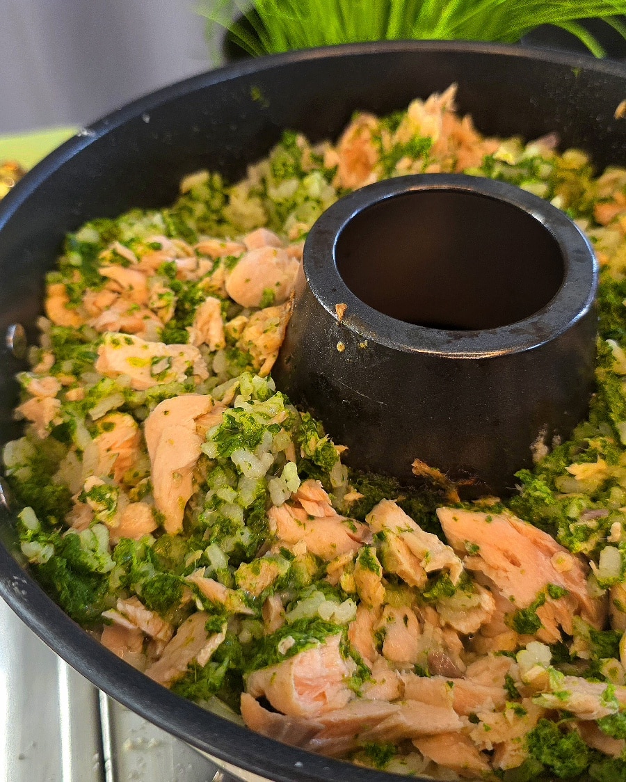 Cremiges Ofenrisotto mit Lachs und Spinat frisch zubereitet im Roadbaker Campingbackofen