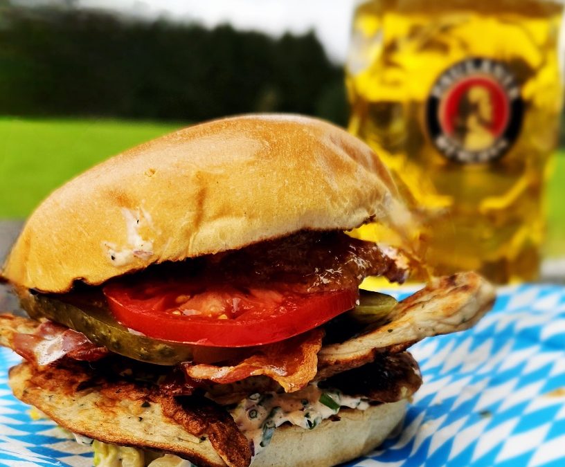 Oktoberfestburger mit Röstzwiebeln und Käse, frisch gegrillt auf dem Big Green Egg MiniMax