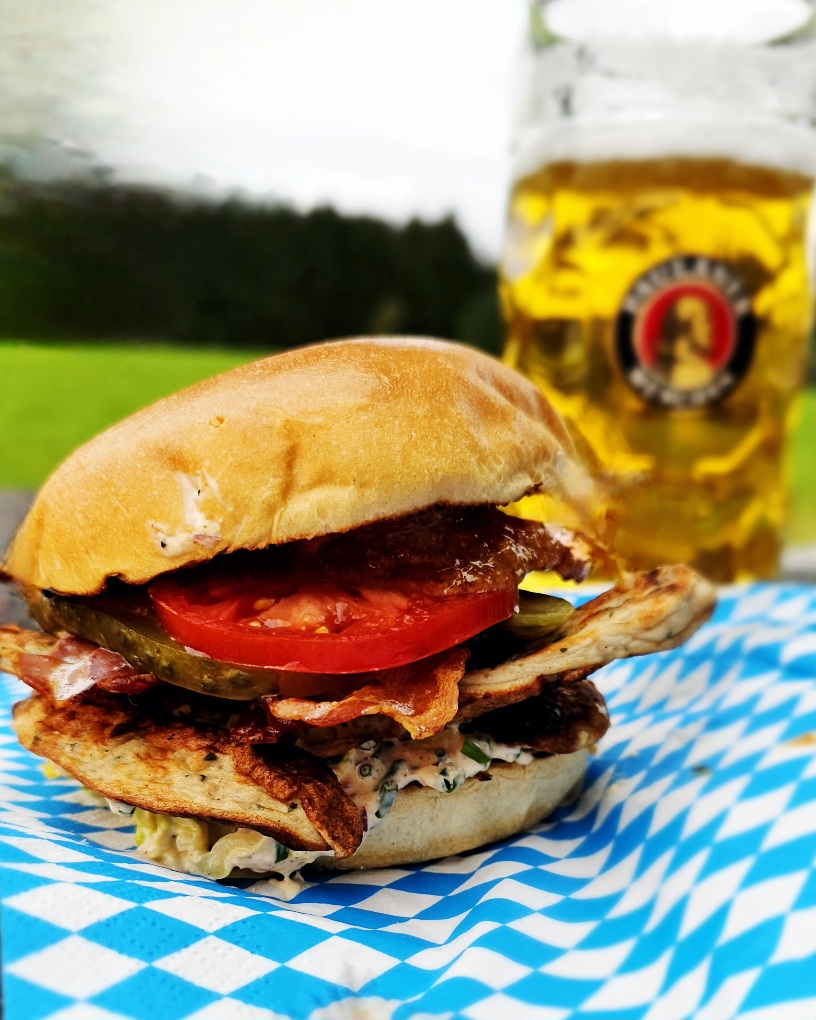 oktoberfest-burger-big-green-egg-minimax Oktoberfestburger mit Röstzwiebeln und Käse, frisch gegrillt auf dem Big Green Egg MiniMax