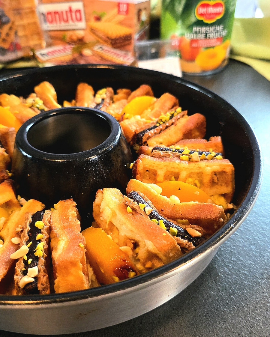 Omnia Pfirsich Hanuta Waffelauflauf frisch gebacken im Campingbackofen