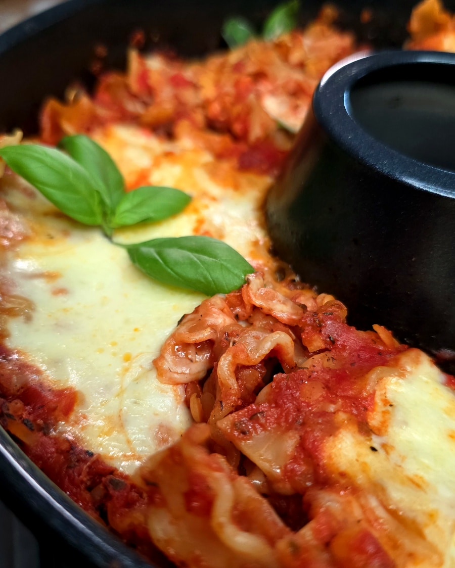 One Pot Linsen Lasagne im Roadbaker Campingofen mit Mafaldine und geschmolzenem Käse