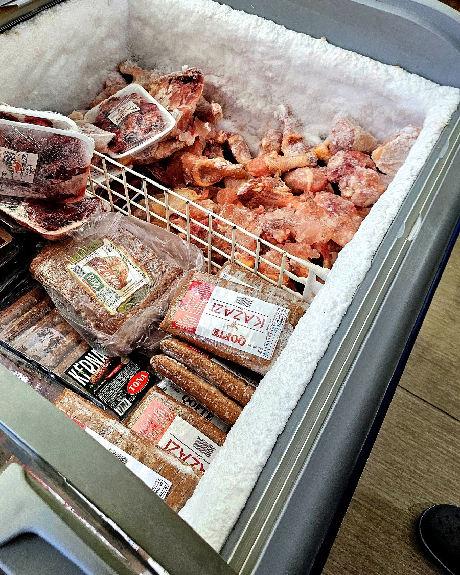 outdoor-kochen-vorbereitung-strand-camper Einkaufen Albanien Wohnmobil - Fleisch