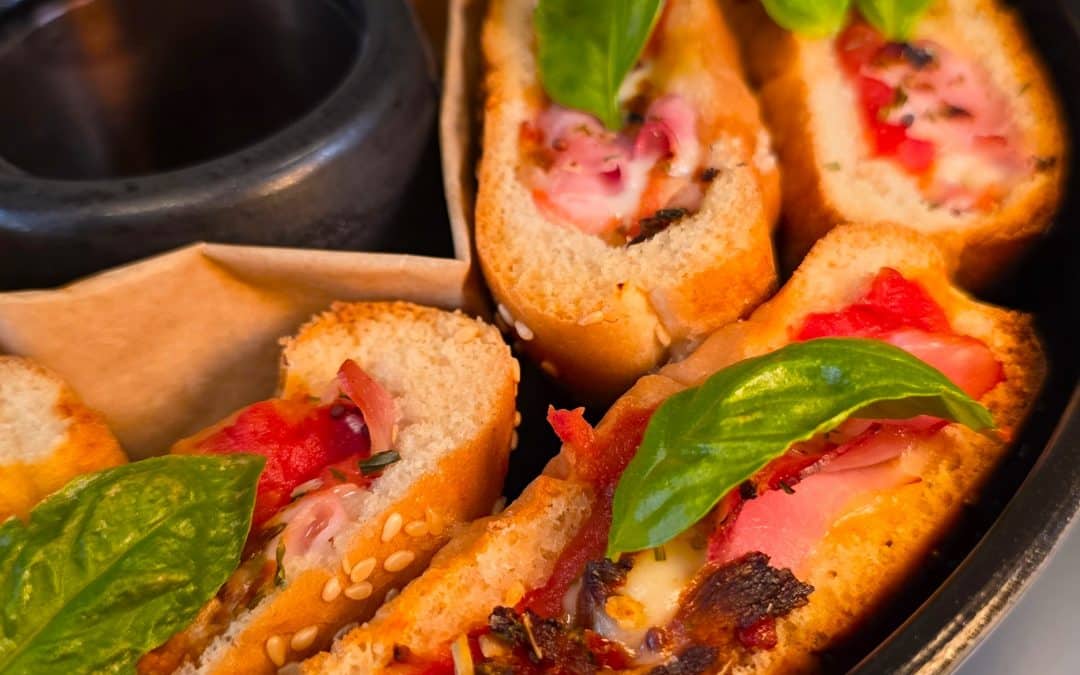 Pizza Burger mit Schinken und Büffelmozzarella aus dem Omnia Campingbackofen
