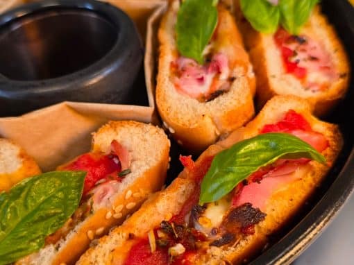 Pizza Burger aus dem Omnia Campingbackofen