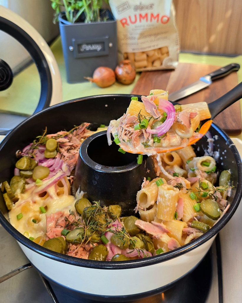 Pizza-Tonno-Onepot Pasta aus dem Omnia Roadbaker mit Thunfisch, roten Zwiebeln und Käse