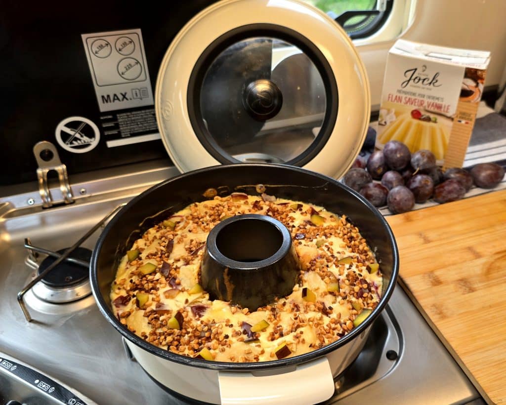 Schneller Quark-Zwetschgenkuchen mit Knack & Back aus dem RoadBaker