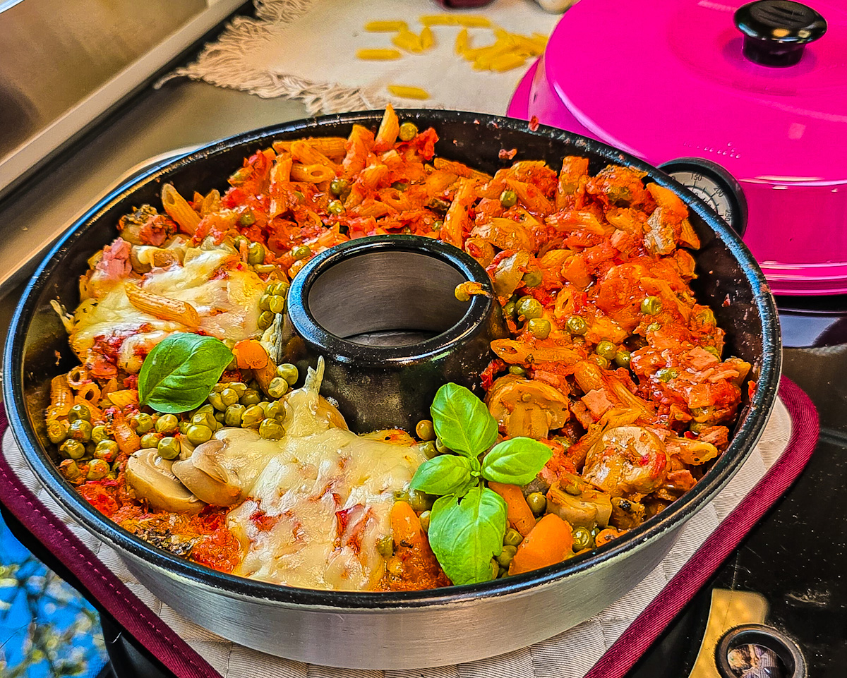 Raguletto Pasta aus dem Omnia Campingbackofen mit Penne, Schinken und Gemüse